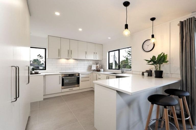 Photo of property in 2/7 Te Atatu Road, Te Atatu South, Auckland, 0610