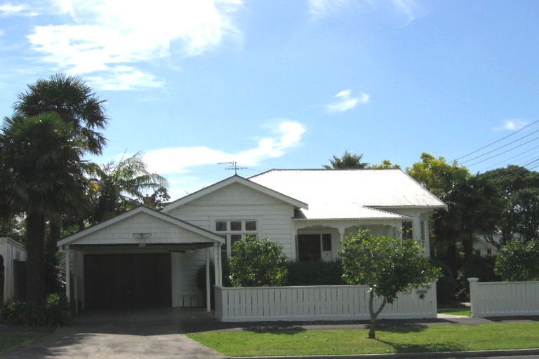 Photo of property in 33 Summer Street, Stanley Point, Auckland, 0624