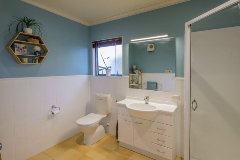 Photo of property in 8 Te Ropata Place, Waikanae Beach, Waikanae, 5036