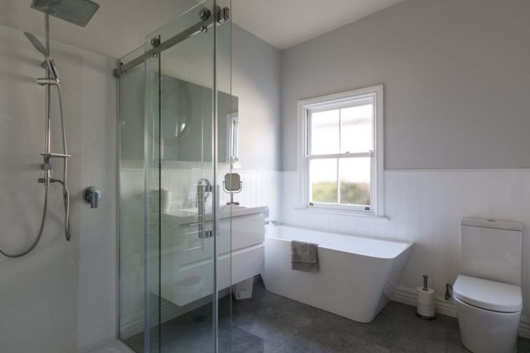 Photo of property in 42 Queen Street, Northcote Point, Auckland, 0627