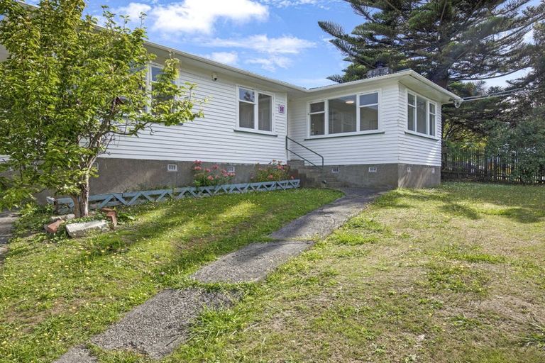 Photo of property in 6 Hampshire Street, Cannons Creek, Porirua, 5024