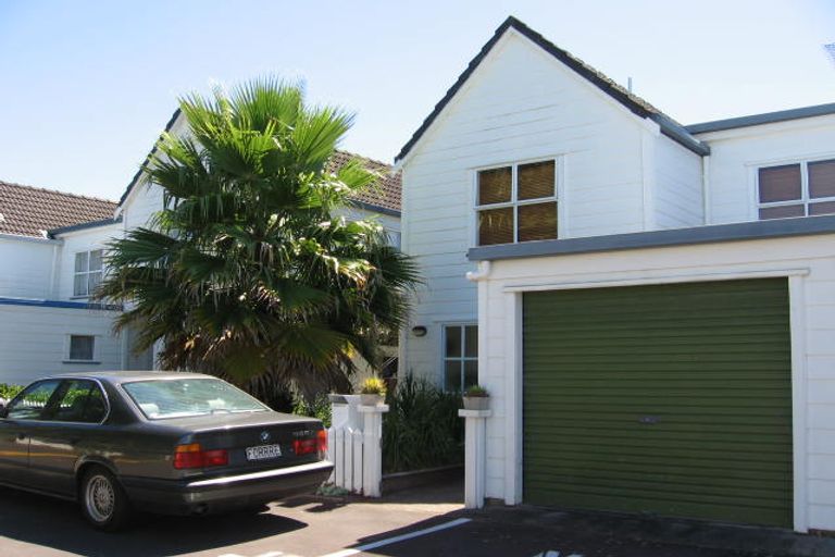 Photo of property in 13/1 Woodbridge Lane, Milford, Auckland, 0620