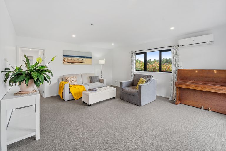 Photo of property in 6 Laly Haddon Place, Matakana, Warkworth, 0985