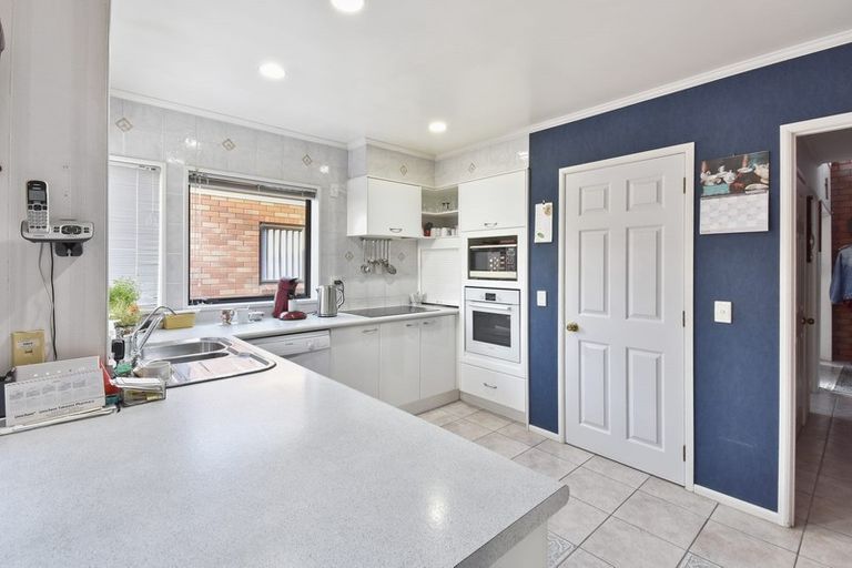 Photo of property in 16 Shepherds Road, Papakura, 2110