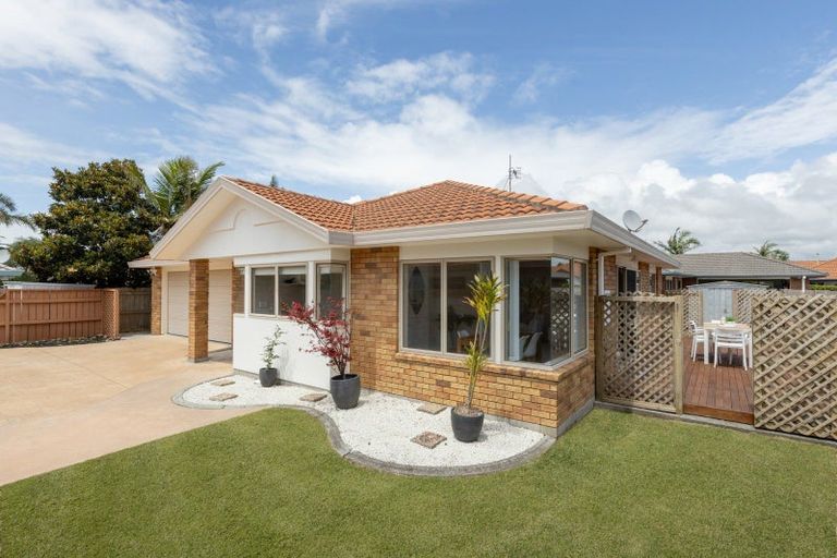 Photo of property in 102 Omapere Street, Whitby, Porirua, 5024