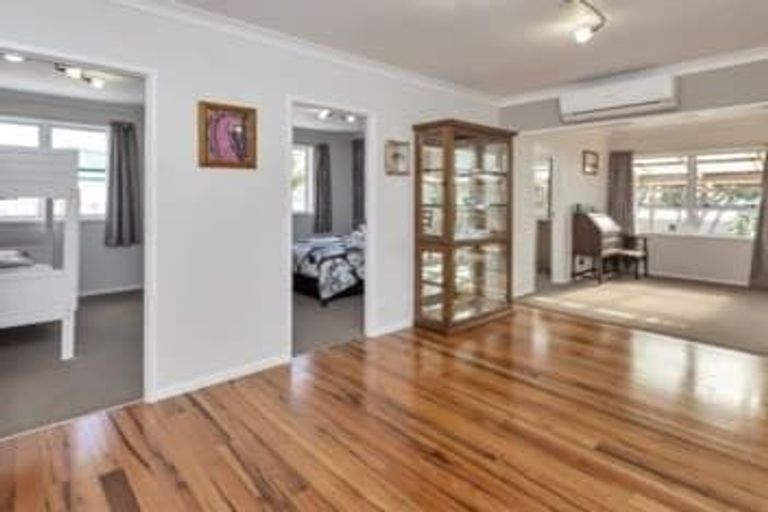 Photo of property in 13 Karoro Road, One Tree Point, 0118