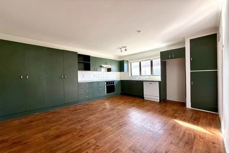 Photo of property in 6 Durham Street, Te Atatu Peninsula, Auckland, 0610