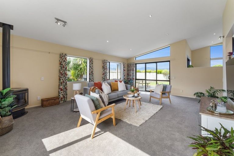 Photo of property in 11 Te Ropata Place, Waikanae Beach, Waikanae, 5036