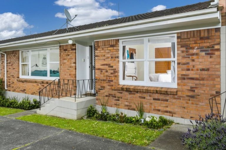 Photo of property in 3/38 Old Lake Road, Narrow Neck, Auckland, 0624