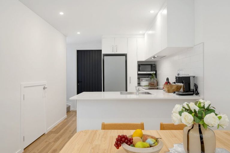 Photo of property in 22 Tokai Place, Glen Eden, 0602