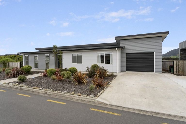 Photo of property in 3 Tapuhikura Street, Waikanae, 5036