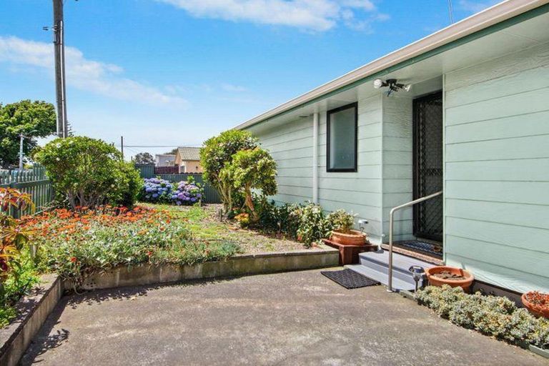 Photo of property in 32 Clendon Avenue, Papatoetoe, Auckland, 2025