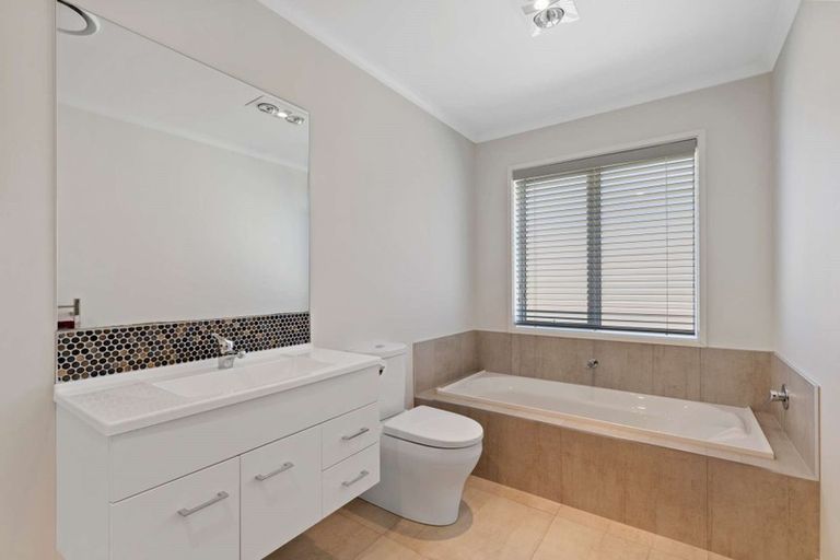 Photo of property in 7b Collingwood Road, Waiuku, 2123