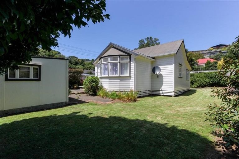 Photo of property in 24 Bracken Street, New Plymouth, 4310