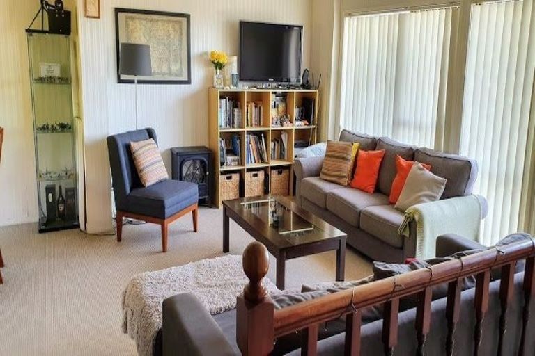 Photo of property in 2/15 Louise Place, Browns Bay, Auckland, 0630