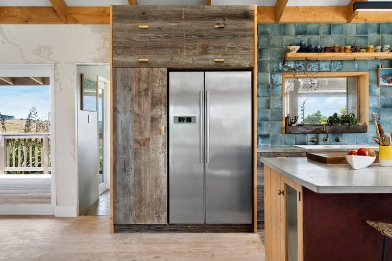 Photo of property in 236 Kiwitahi Road, Helensville, 0875