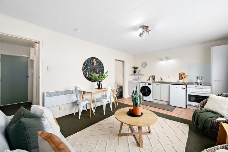 Photo of property in 2/52 Russell Terrace, Berhampore, Wellington, 6023