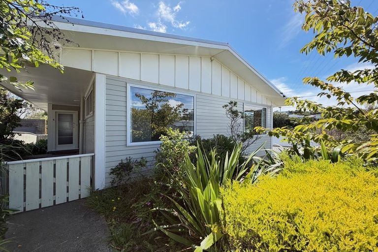 Photo of property in 6 Link Road, Newlands, Wellington, 6037