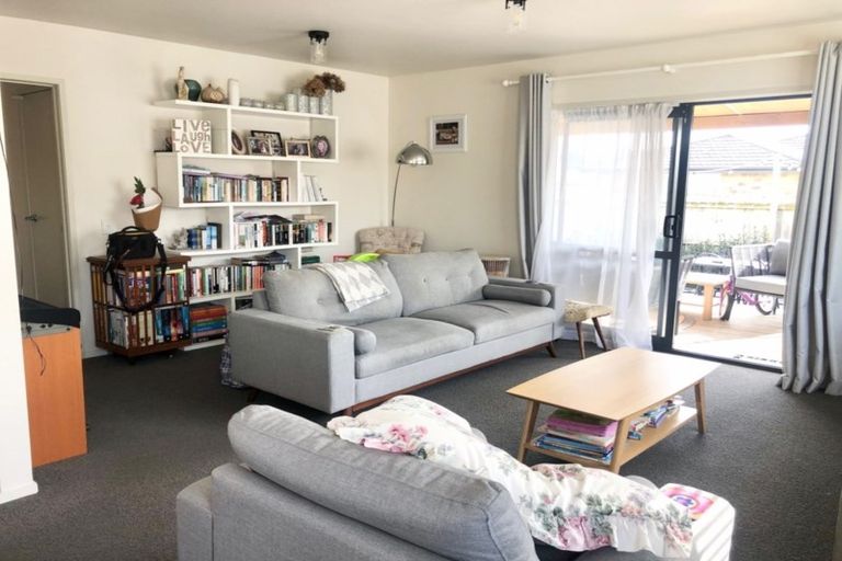 Photo of property in 10 Umu Place, Mangere, Auckland, 2022
