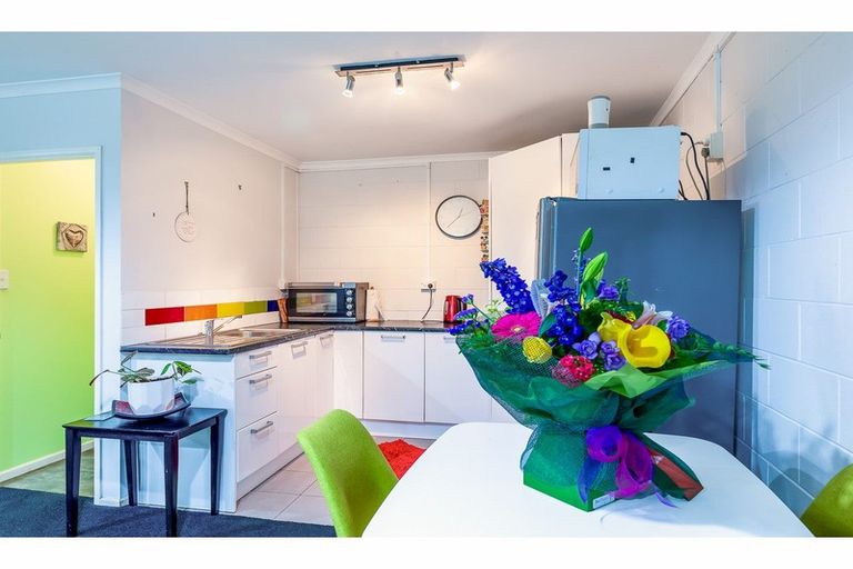 Photo of property in 42 Opanuku Road, Henderson Valley, Auckland, 0612