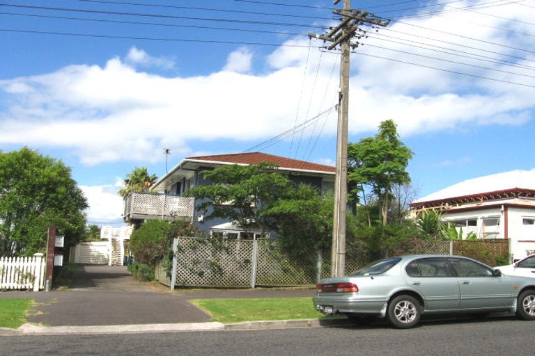 Photo of property in 1/132 Victoria Road, Devonport, Auckland, 0624