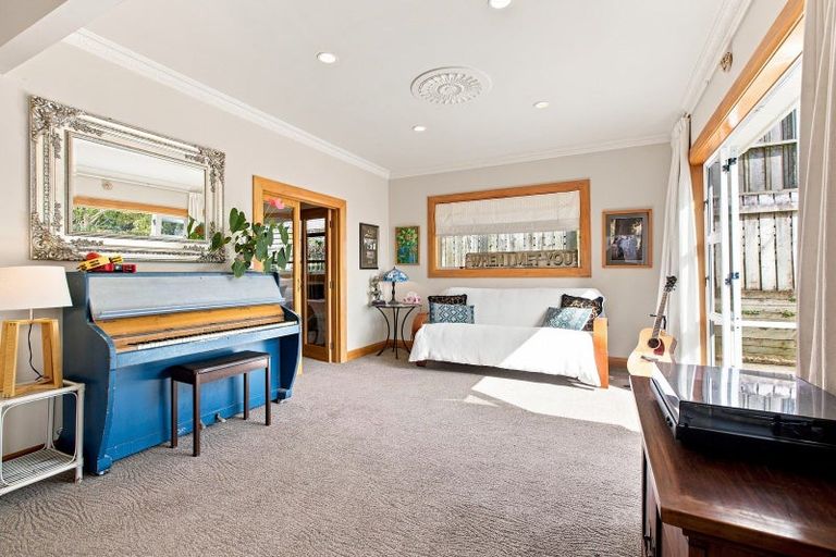 Photo of property in 42 Octavius Place, New Plymouth, 4312