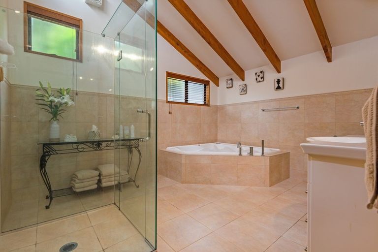 Photo of property in 28 Springdale Grove, Fitzherbert, Palmerston North, 4410