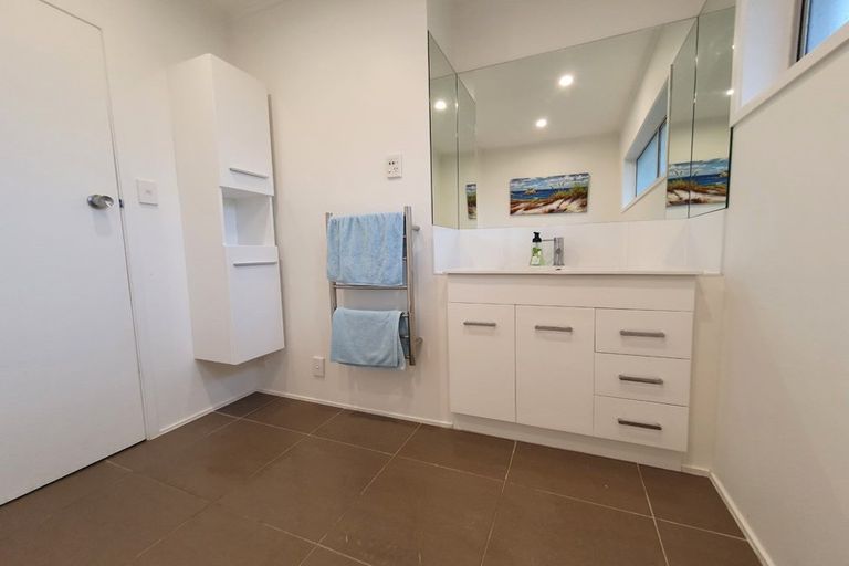 Photo of property in 2/42 Knightsbridge Drive, Forrest Hill, Auckland, 0620