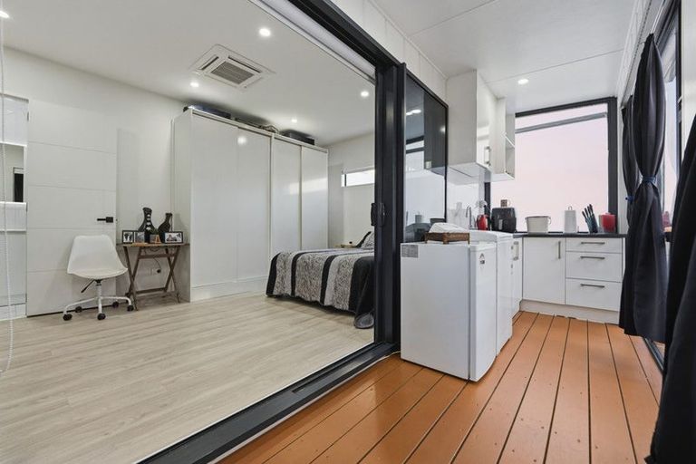 Photo of property in 7d Babich Road, Henderson Valley, Auckland, 0614