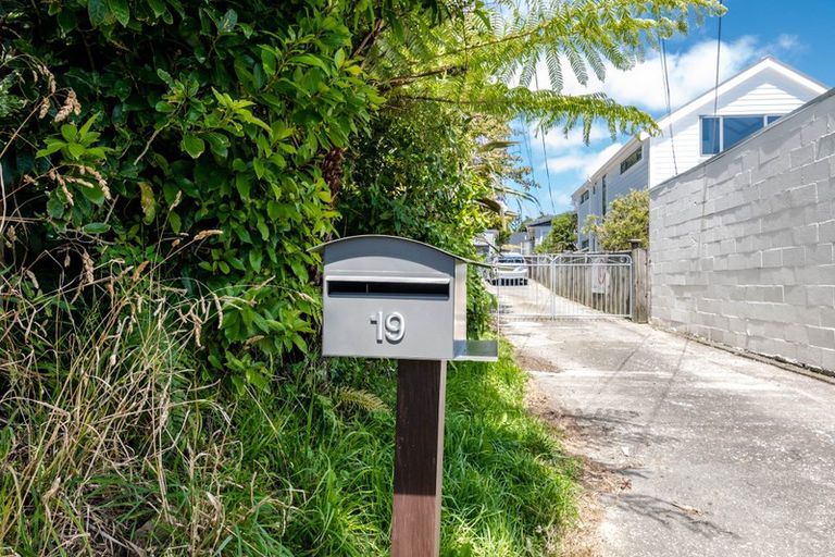 Photo of property in 19 Alder Place, Newlands, Wellington, 6037