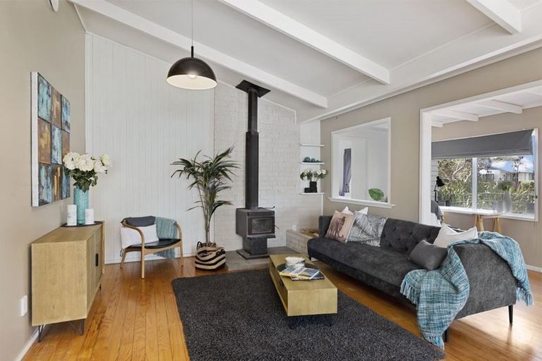 Photo of property in 9 Walton Street, Red Beach, 0932