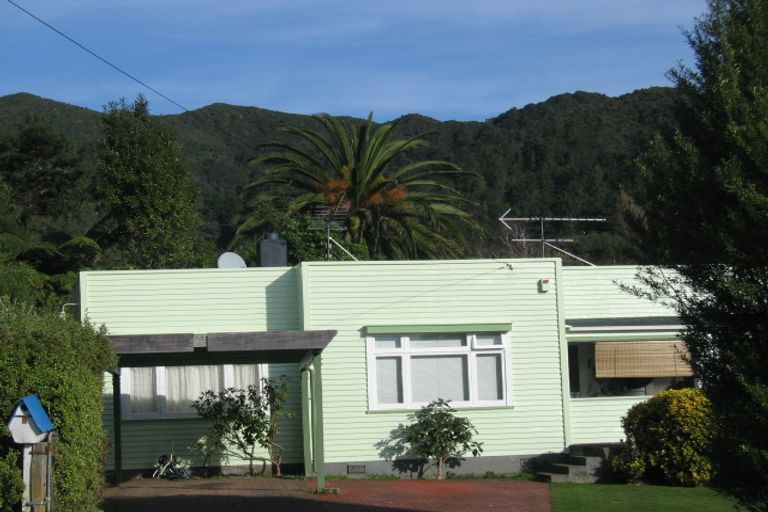 Photo of property in 8b Kamahi Street, Stokes Valley, Lower Hutt, 5019