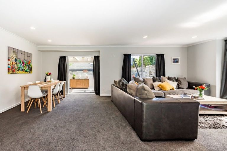 Photo of property in 32 Guildford Drive, Paraparaumu, 5032