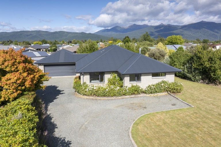 Photo of property in 60 Lawson Burrows Crescent, Te Anau, 9600