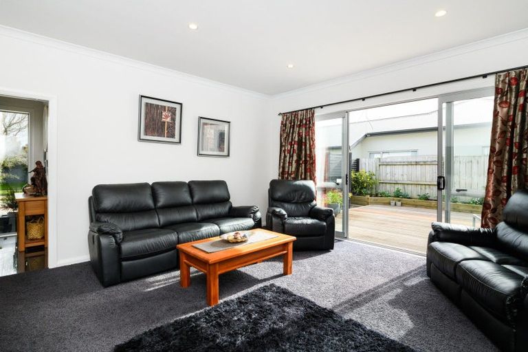 Photo of property in 4 Saint Heliers Grove, Fitzherbert, Palmerston North, 4410