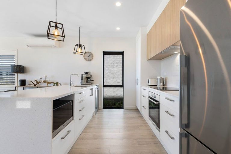 Photo of property in 10 Chapman Way, Jacks Point, 9371