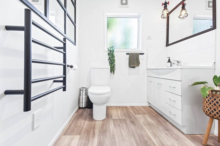 Photo of property in 1297b Whangaparaoa Road, Army Bay, Whangaparaoa, 0930
