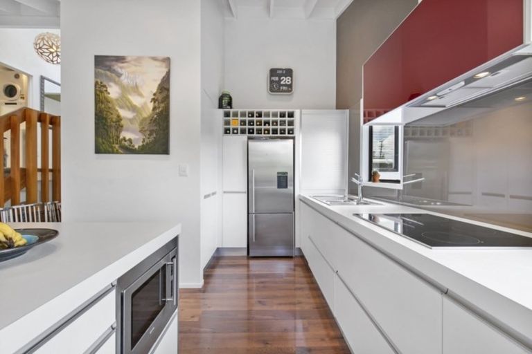 Photo of property in 2/24 Colonial Road, Birkenhead, Auckland, 0626