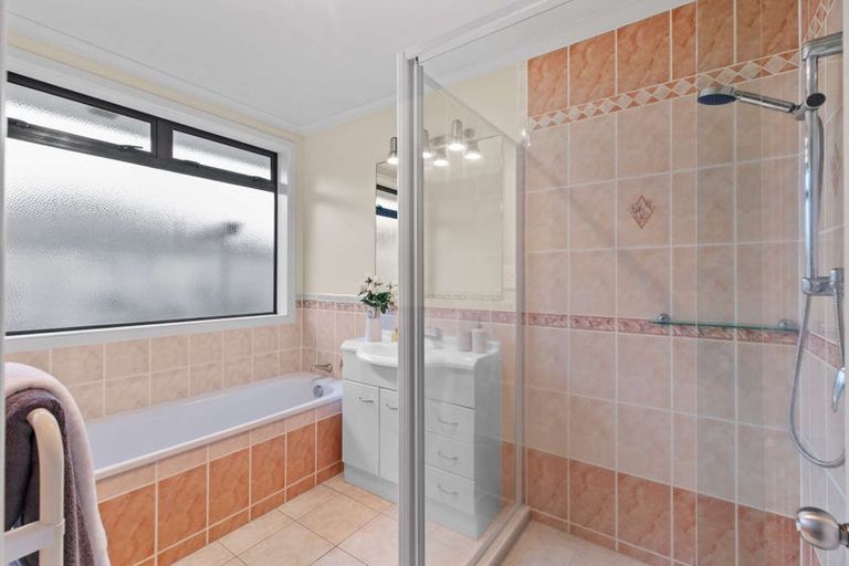 Photo of property in 24 Mt Lebanon Crescent, The Gardens, Auckland, 2105