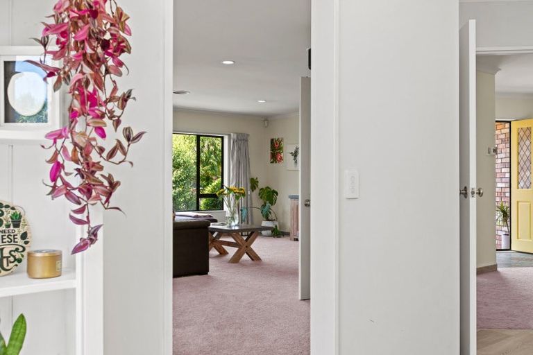 Photo of property in 6 Runanga Grove, Waikanae, 5036