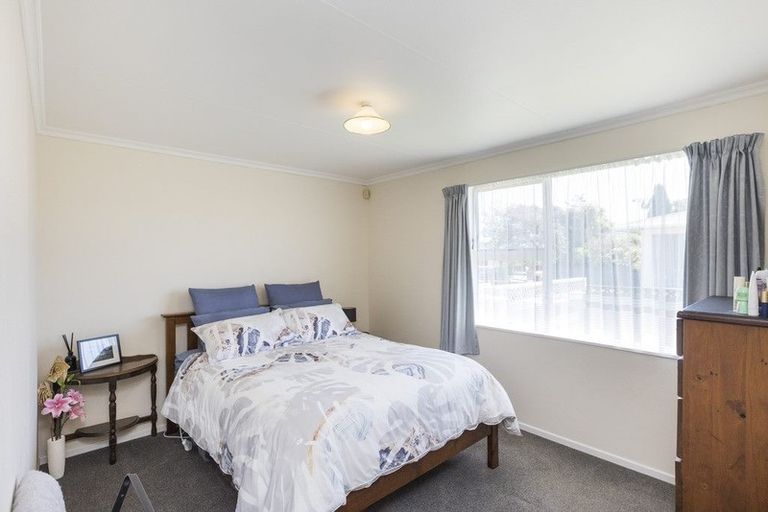 Photo of property in 17 Abraham Crescent, Milson, Palmerston North, 4414