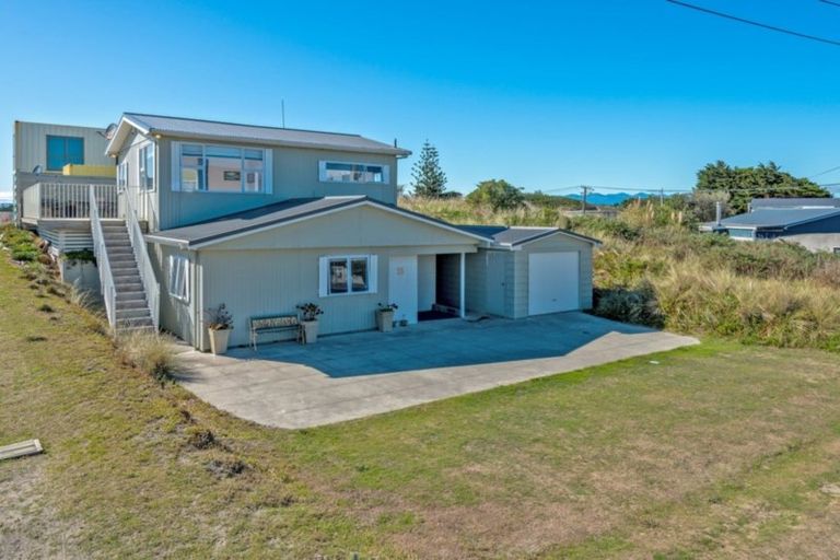 Photo of property in 35 Marine Parade South, Foxton Beach, Foxton, 4815