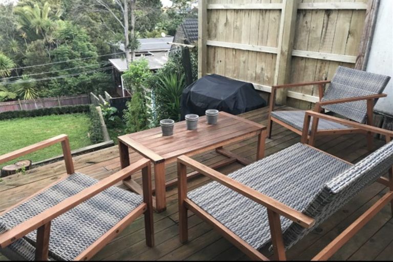 Photo of property in 111 Pupuke Road, Northcote, Auckland, 0627