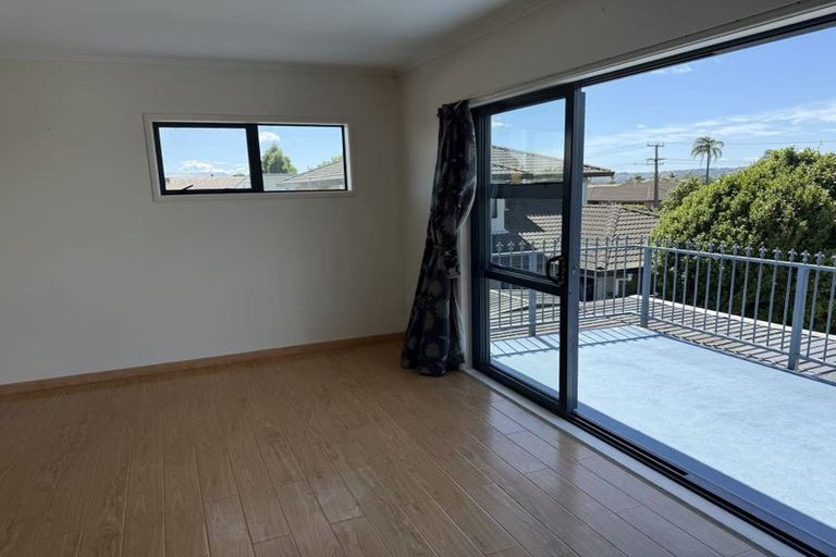 Photo of property in 17 Beach Road, Te Atatu Peninsula, Auckland, 0610