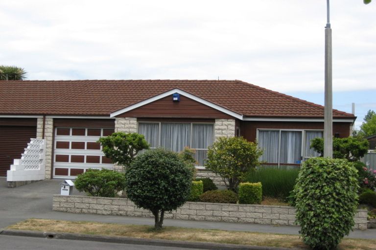 Photo of property in 2/5 Juniper Place, Burnside, Christchurch, 8053
