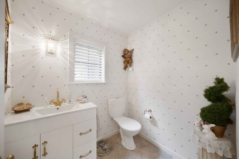 Photo of property in 16 Len Garlick Place, Pahurehure, Papakura, 2113