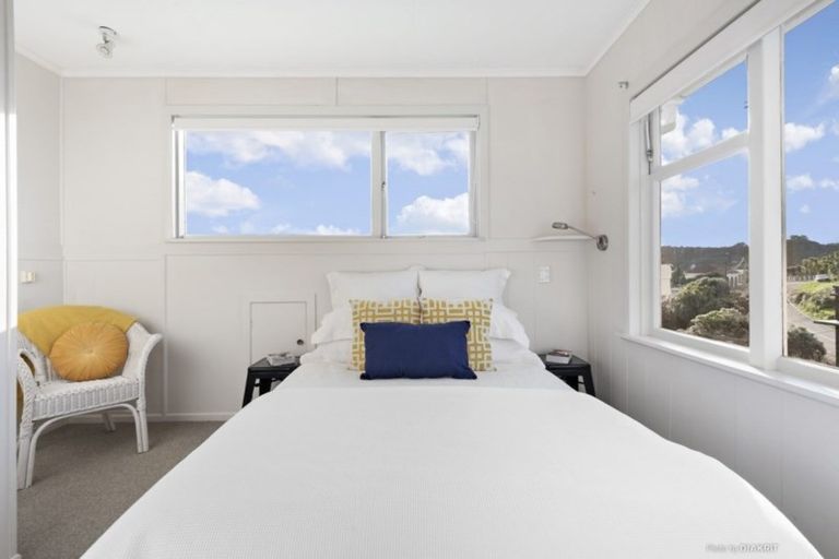 Photo of property in 92 Nevay Road, Karaka Bays, Wellington, 6022