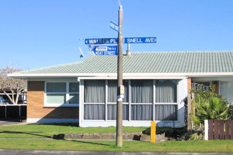 Photo of property in 1/12 Alf Walker Place, Papakura, 2110