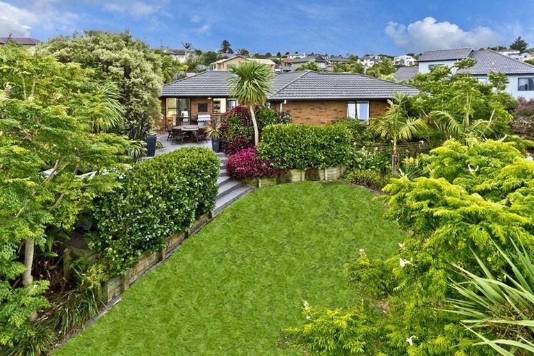 Photo of property in 16 Baulcomb Parade, Windsor Park, Auckland, 0632