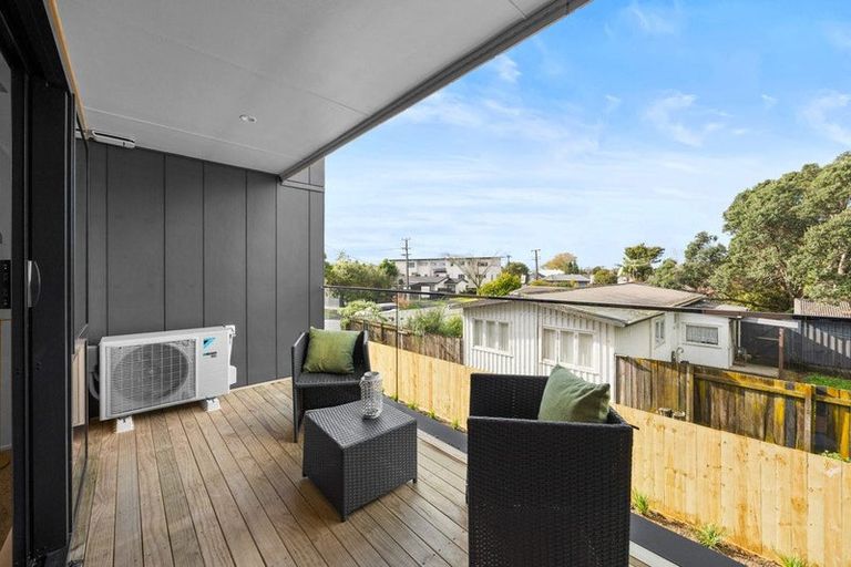 Photo of property in 5/6 Robertson Road, Ranui, Auckland, 0612